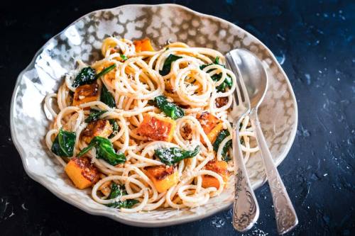 Kuerbisspaghetti-mit-Spinat
