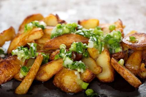 Kartoffel-Wedges mit Zwiebelröllchen